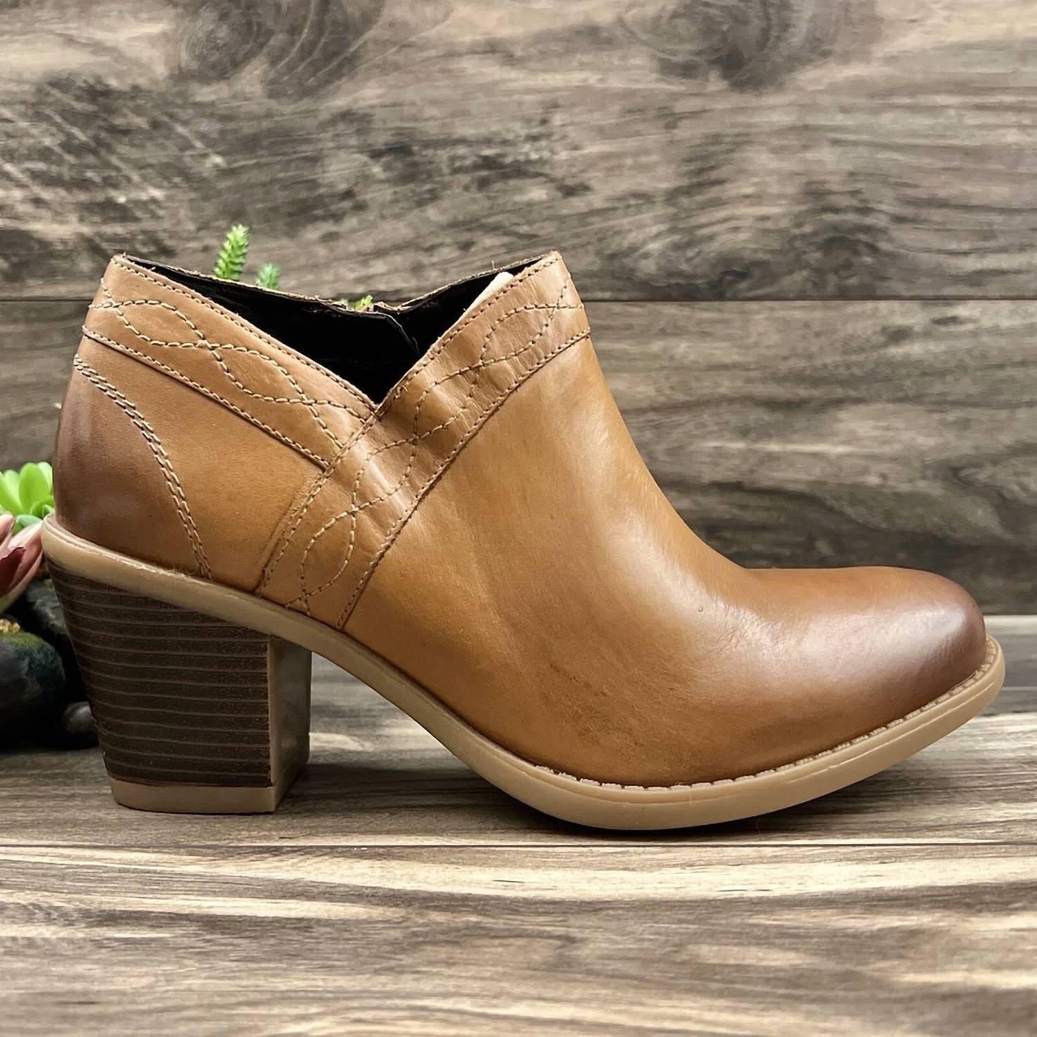 New Earth Women's Lina Austin Notched Heeled Low Cut Leather Bootie In Camel
